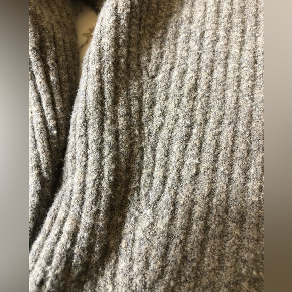 Abercrombie & Fitch Ribbed Sweater with Double Zipper Detail. Women’s Medium - Picture 4 of 7